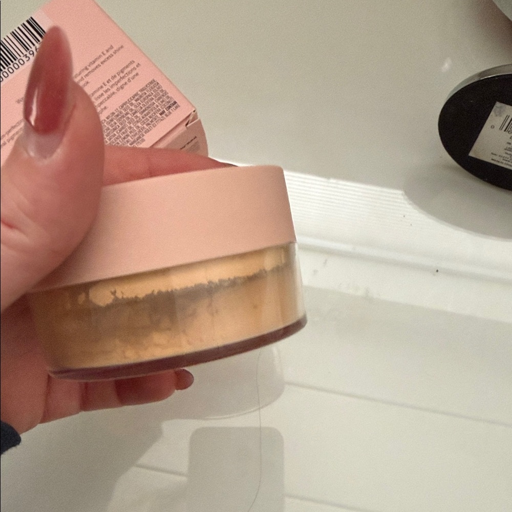 MONAT Perfecting Translucent Loose Powder - Pink - Picture 4 of 4